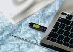 ADATA UC300 USB-muistitikku, 128 GB, musta/vihreä (USB-C 3.2 Gen 1)