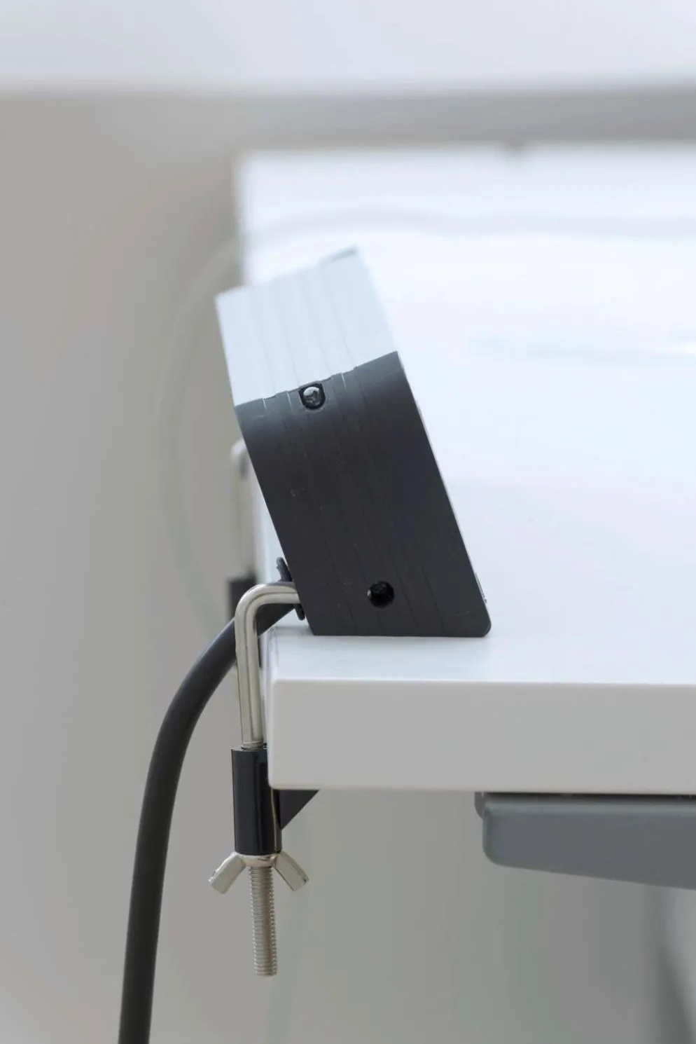 Airam pistorasialista tabletop 4-osainen + 2 x USB 2 m musta