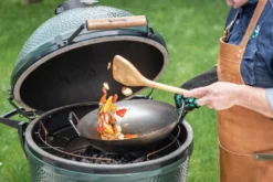 Big Green Egg wok/grilli-pannu hiiliteräs pyöreä + bambulasta
