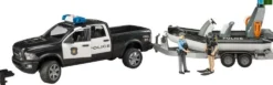 Bruder Dodge Ram 2500 poliisiauto, vene ja kaksi hahmoa