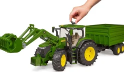 Bruder John Deere 7R 350 traktori etukuormaajalla ja perävaunulla