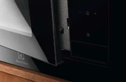 Electrolux integroitu mikroaaltouuni LMS4253TBK