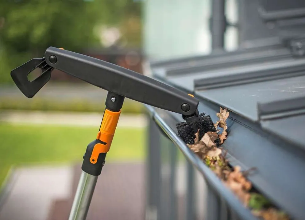 Fiskars QuikFit™ räystäskourun puhdistaja