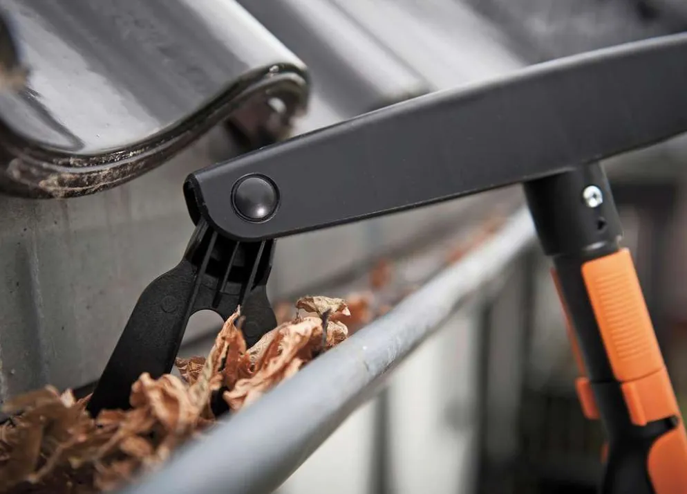 Fiskars QuikFit™ räystäskourun puhdistaja