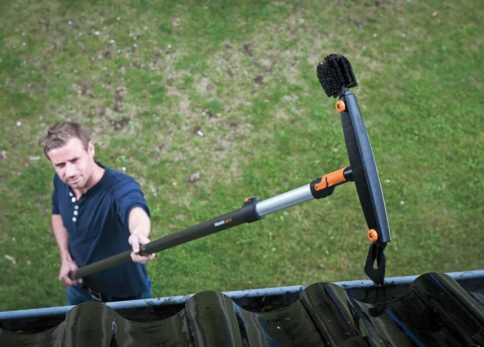 Fiskars QuikFit™ räystäskourun puhdistaja