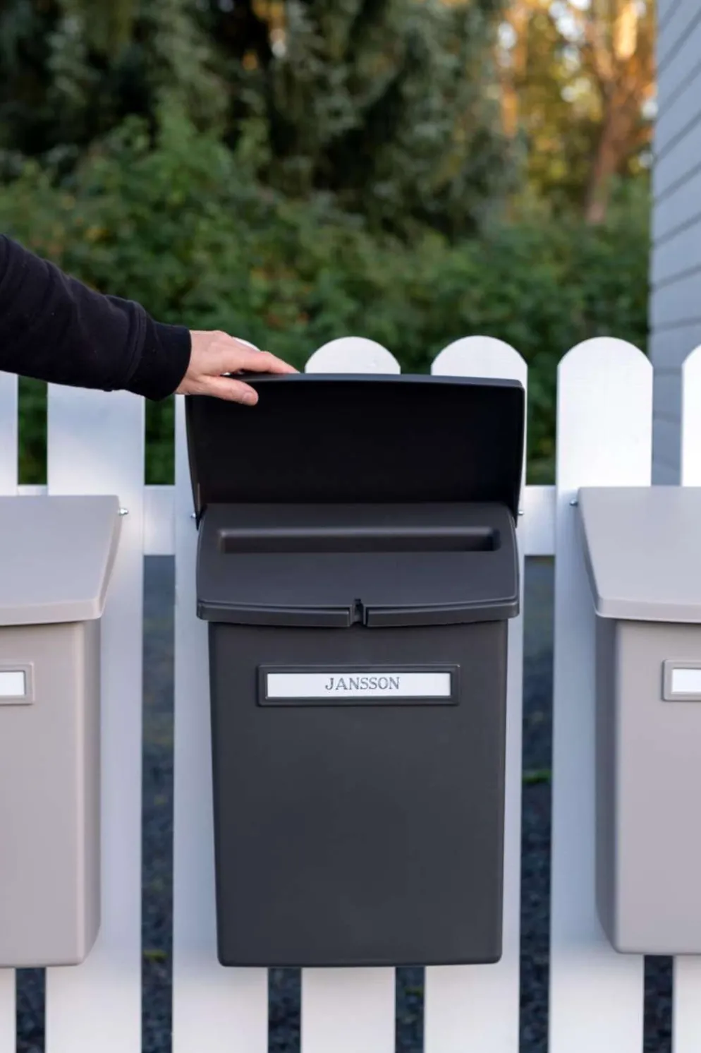 Orthex muovinen postilaatikko välikannella