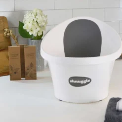 Shnuggle harmaa vauvan kylpyamme on suunniteltu tekemään kylpemisestä vähemmän stressaavaa vanhemmille ja hauskaa vauvalle.