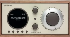 Tivoli Audio DAB+/FM-pöytäradio Model One+ pähkinä/beige