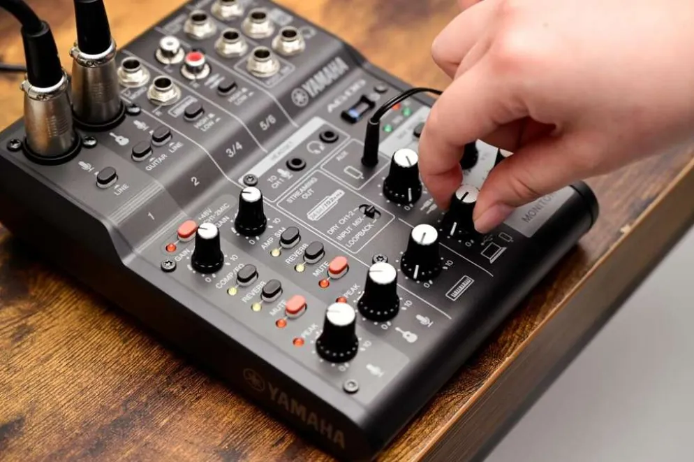 Yamaha livestriimausmikseri AG06mk2B